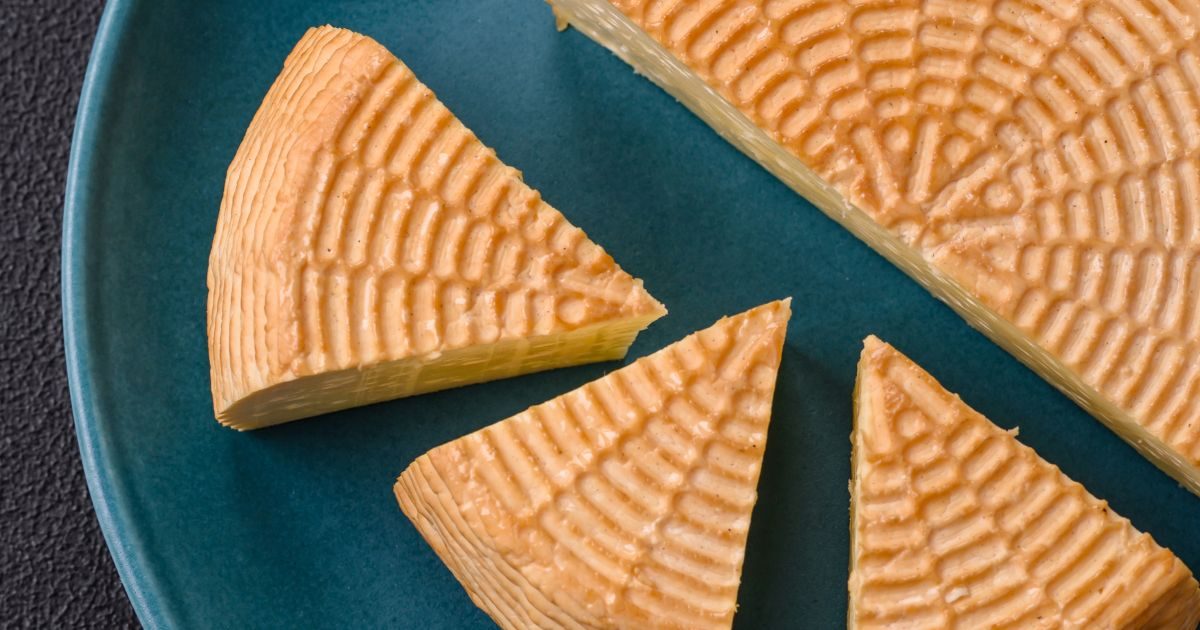 Queso artesanal de Quesos Bolaños cortado en cuñas en Gran Canaria