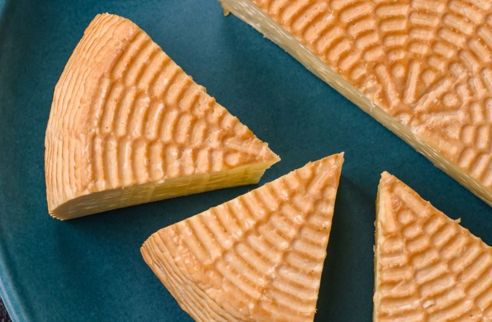 Queso artesanal de Quesos Bolaños cortado en cuñas en Gran Canaria