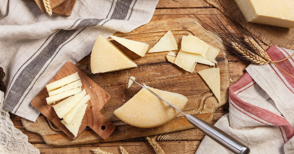 Queso artesanal de Quesos Bolaños cortado para recetas tradicionales canarias