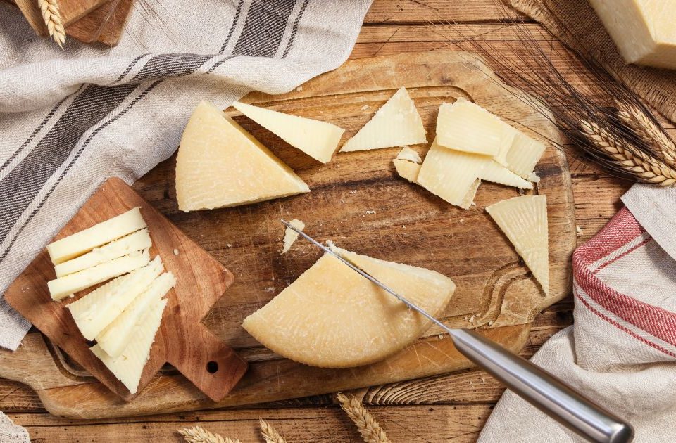 Queso artesanal de Quesos Bolaños cortado para recetas tradicionales canarias