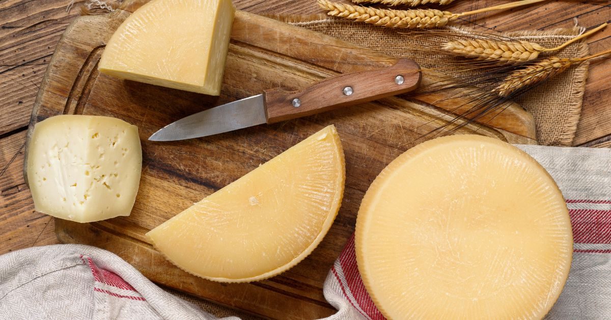 Queso canario artesanal de Quesos Bolaños presentado sobre tabla de madera