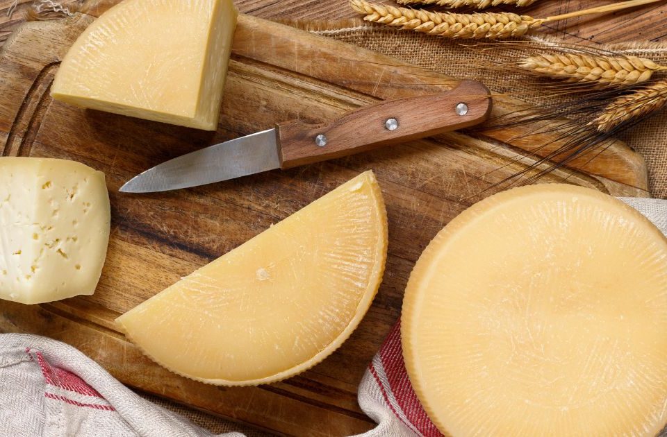 Queso canario artesanal de Quesos Bolaños presentado sobre tabla de madera