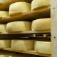 Quesos artesanales de Quesos Bolaños en proceso de maduración en estanterías