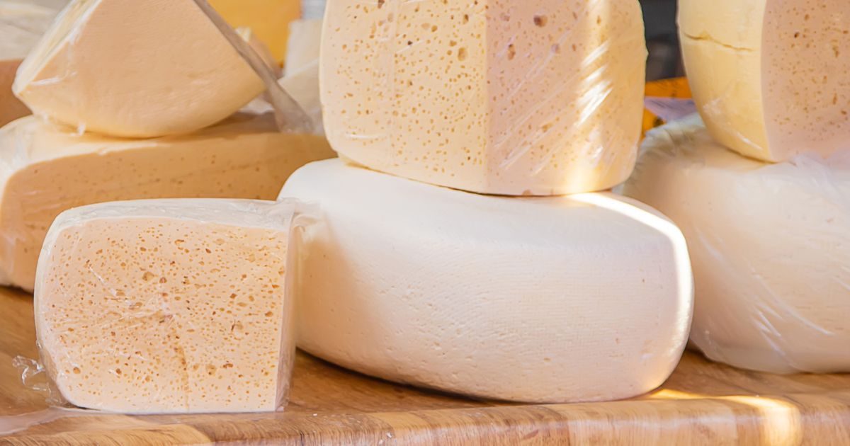 Quesos artesanales de Quesos Bolaños expuestos sobre madera en Gran Canaria