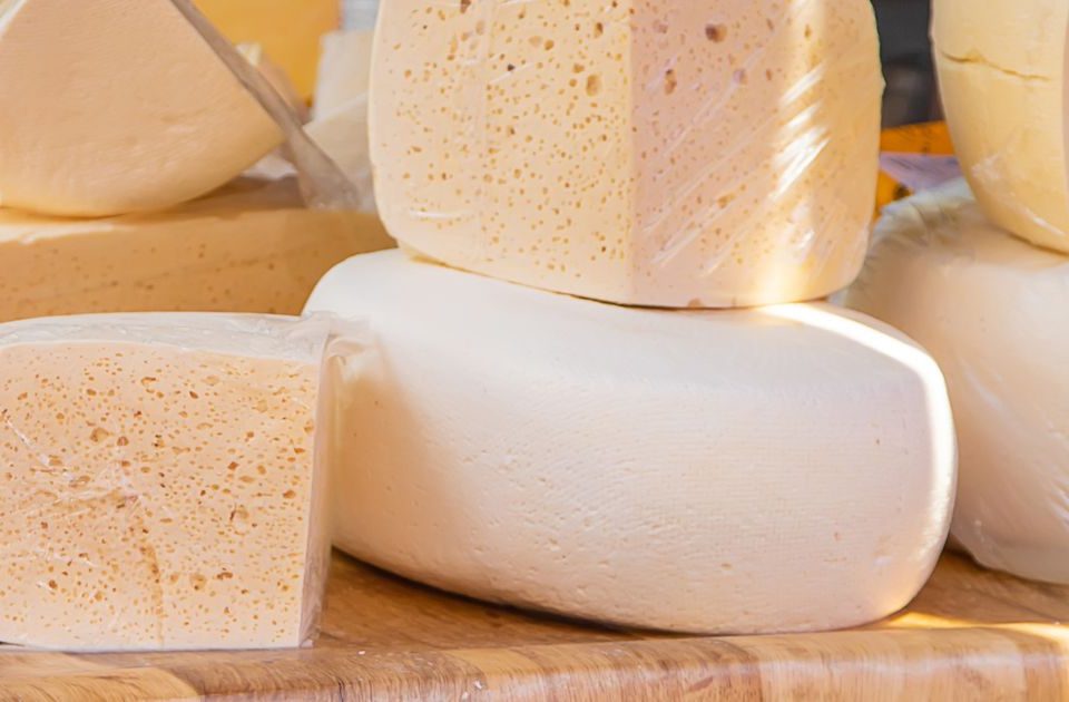 Quesos artesanales de Quesos Bolaños expuestos sobre madera en Gran Canaria