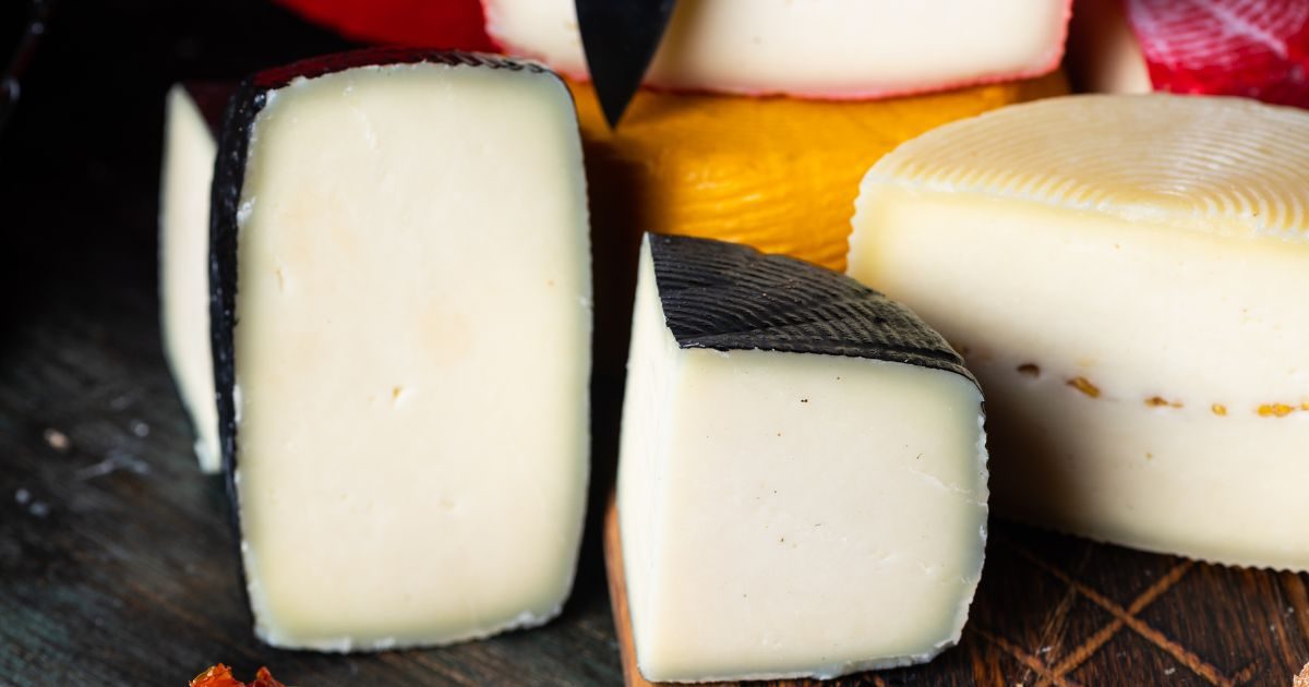 Varios quesos artesanales canarios de Quesos Bolaños en tabla de madera