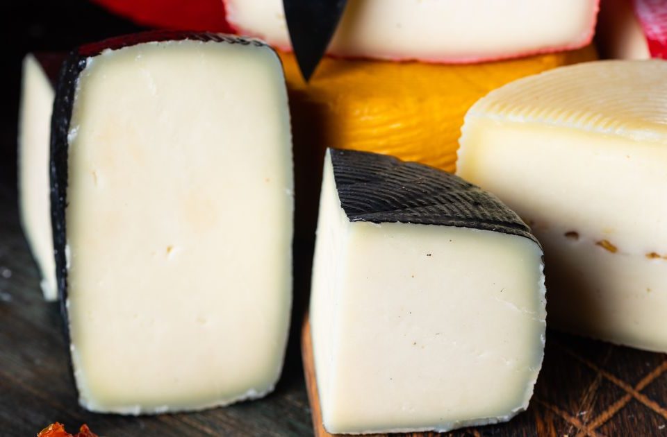 Varios quesos artesanales canarios de Quesos Bolaños en tabla de madera